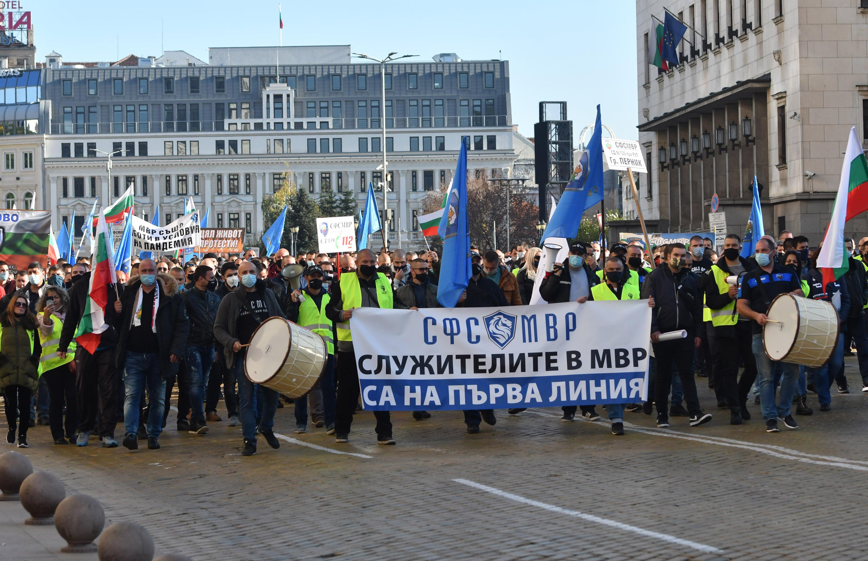 Полицаи и надзиратели излизат на протест