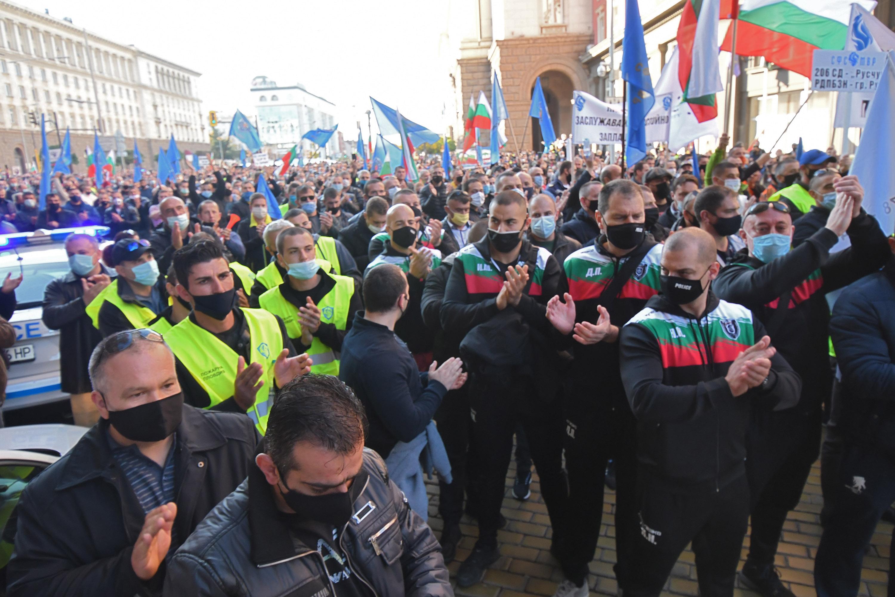 Полицаи излизат на национален протест пред НС