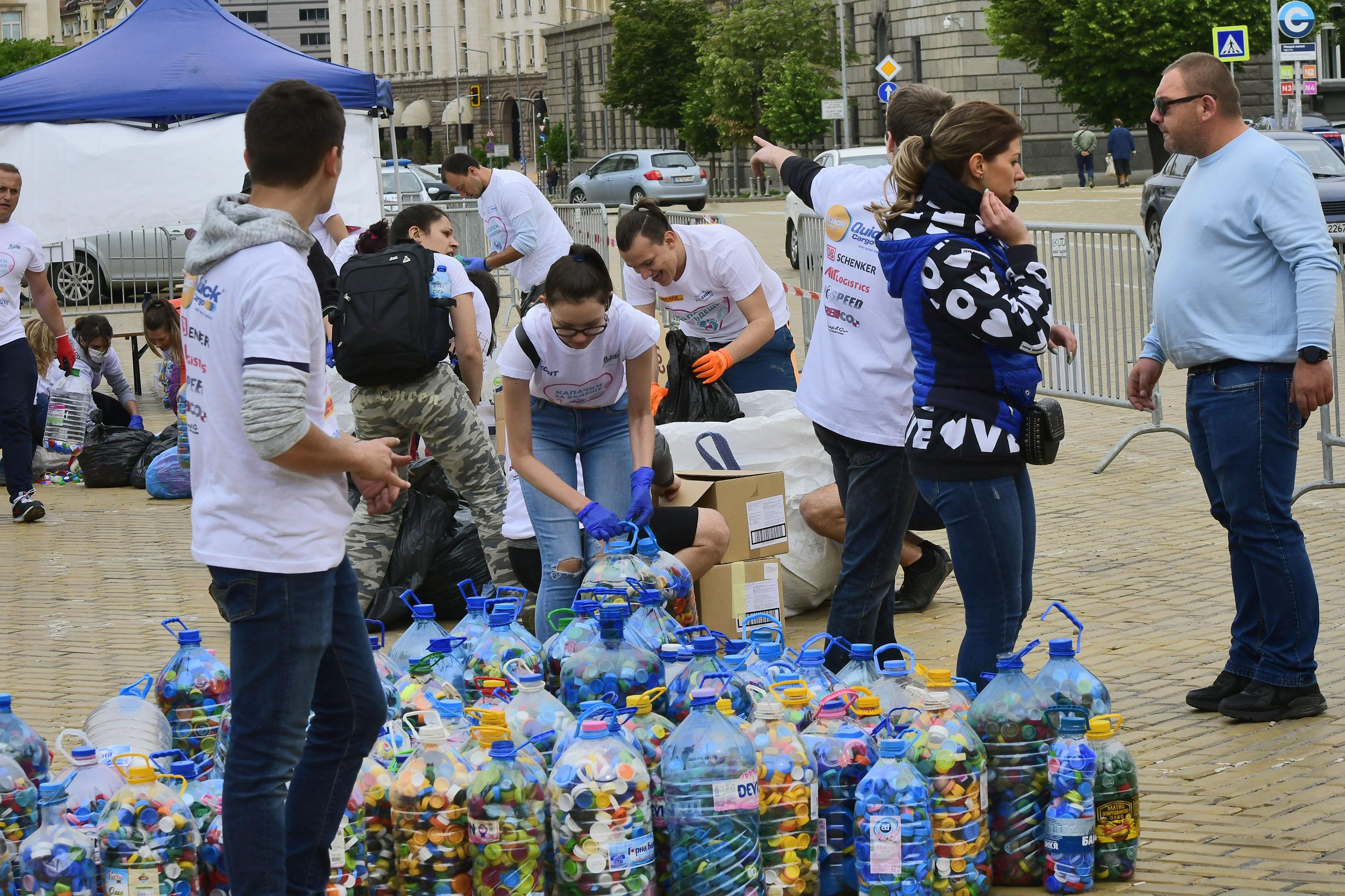 „Капачки за бъдеще“ събира пари за линейка за новородени